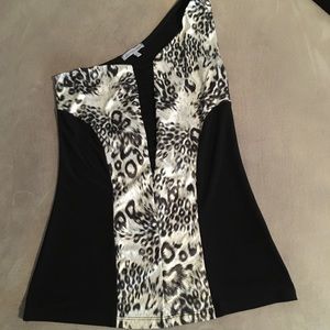 Black One sleeve crop top